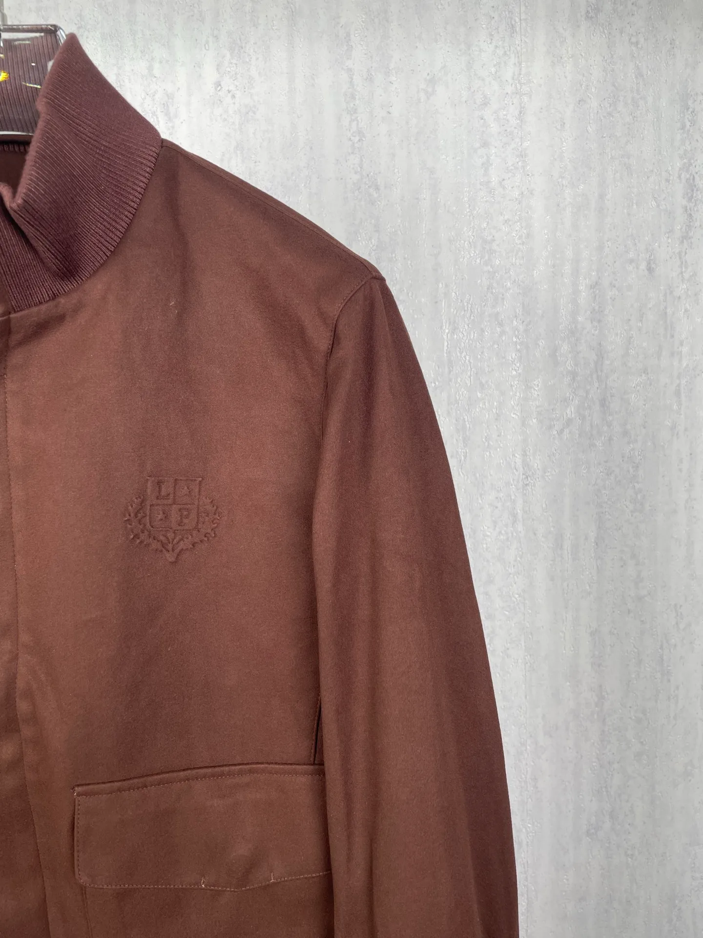 ! (Special version shipped next day) ❗️❗️❗️ LP LORO PIANA #6079 stand collar flocked work jacket The brand's exclusive ultra-fine velvety blended fabric is selected, with a fine suede matte matte texture. The fabric has been stain-resistant and pre-shrunk, and feels soft and not stiff. The high-density weave takes into account both stiff muscles and breathable properties. The dark and light color system has one coloring standard, no color difference or whitening defects. It is suitable for both spring and autumn single wear and winter inner wear, taking into account the casual and relaxed feeling and light luxury texture‼ ️ Customized metal double-headed zipper on the placket, with double-layer overlocking of the same fabric as the zipper, which can be opened and closed repeatedly without blocking the fabric; double-flap patch pockets on the chest, with built-in embossed LP shield-shaped wheat ears logo embossed on the bag flap, and the three-dimensional embossing is evenly deep and does not collapse; the cuffs are engraved with bright Lp Silver round metal buckle, buttonholes are reinforced with double-layer overlocking, and the brand's handwritten logo is finely embroidered on the hem of the cuffs. The lines are delicate and not off-line. The hidden pockets on both sides are fully closed, and the bag mouth is densely reinforced with no exposed hard seams to rub against the skin. ◽The entire body is precision overlocked and stitched throughout the entire body🔍 The shoulder seams, side seams, armholes, hems, and bag flap edges are all reinforced with double-strand stitching Lapel suede-feel work jacket, ultra-fine suede blended fabric + bag flap embossed embossing + cuff precision embroidery triple process makes the production more difficult. The cutting loss of suede fabric is much higher than that of ordinary woven fabrics. Six-color batch color control quality inspection, double routing inside and outside, and multiple inspections of hardware embroidery , if the imprint is blurred, the embroidery is skipped or the cut pieces are misplaced, the whole piece is scrapped. It is an intuitive reflection of the hard-core quality of Italian light luxury commuter jackets. Men who prefer soft matte textures and low-key simple outfits can distinguish the huge gap between ordinary work jackets at a glance. Color: Wine Red, Apricot Black Gray Size: 48 50 52 54 56